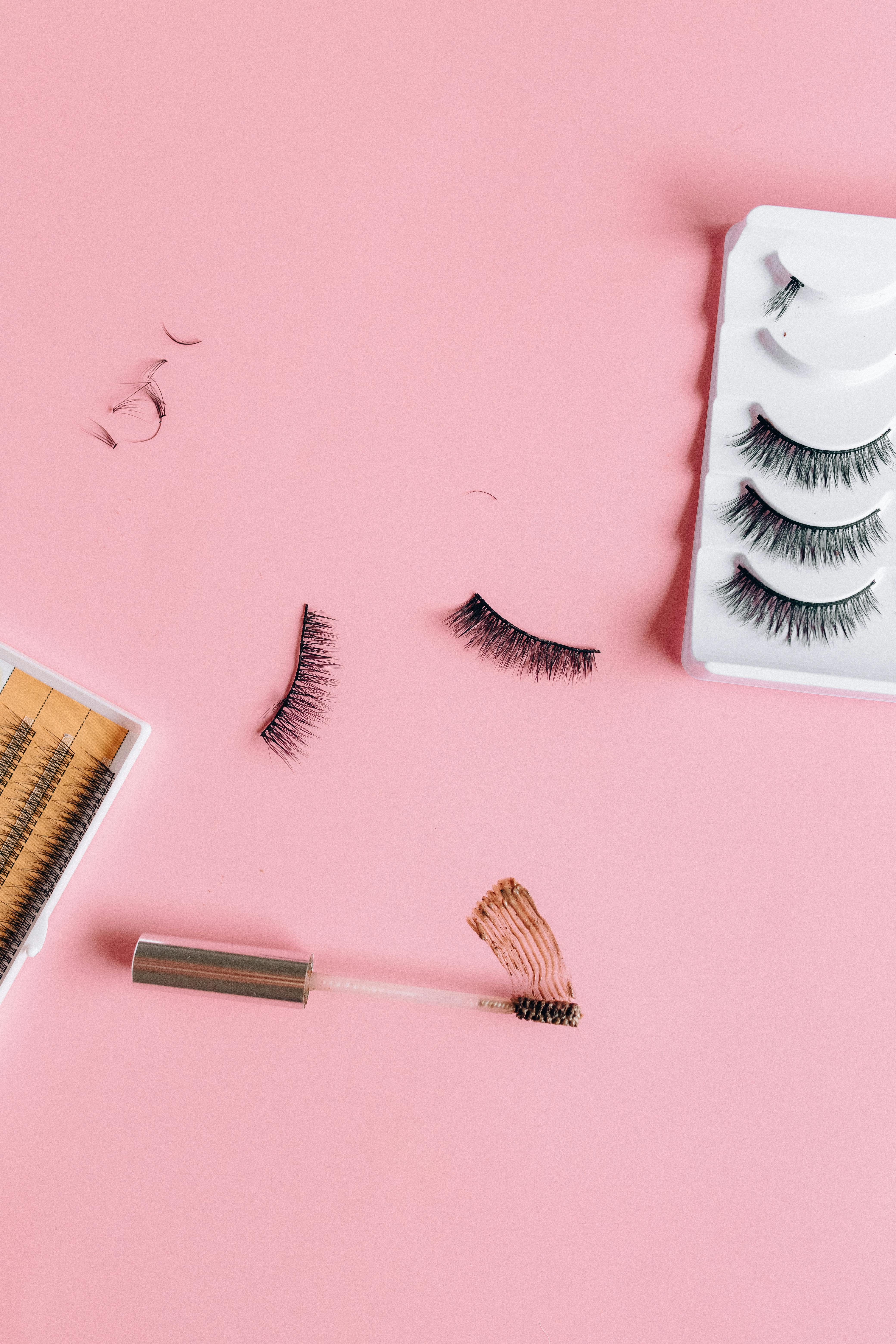 Pourquoi mes cils tombent ? Causes et solutions efficaces